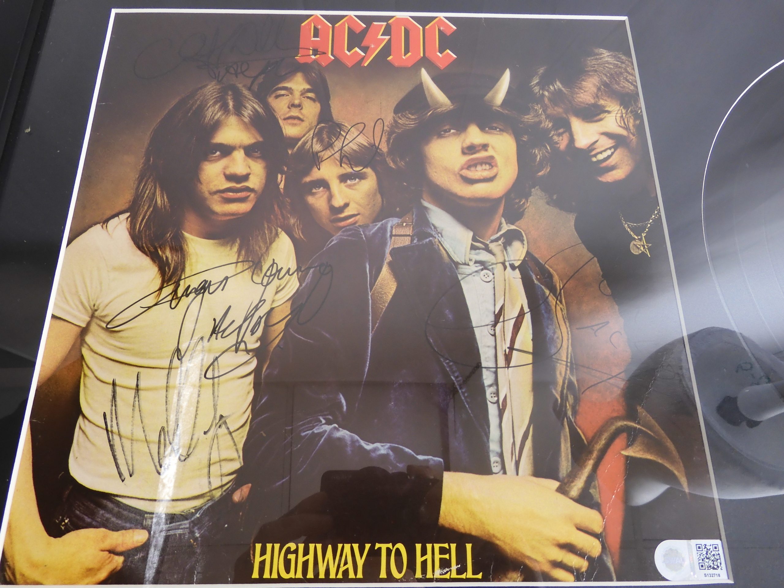 AC/DC Highway To Hell - K50628 1st Pressing - Signed by Bon Scott, Angus Young, Malcolm Young, Phil Rudd, Cliff Williams, with C.O.A. - Image 3