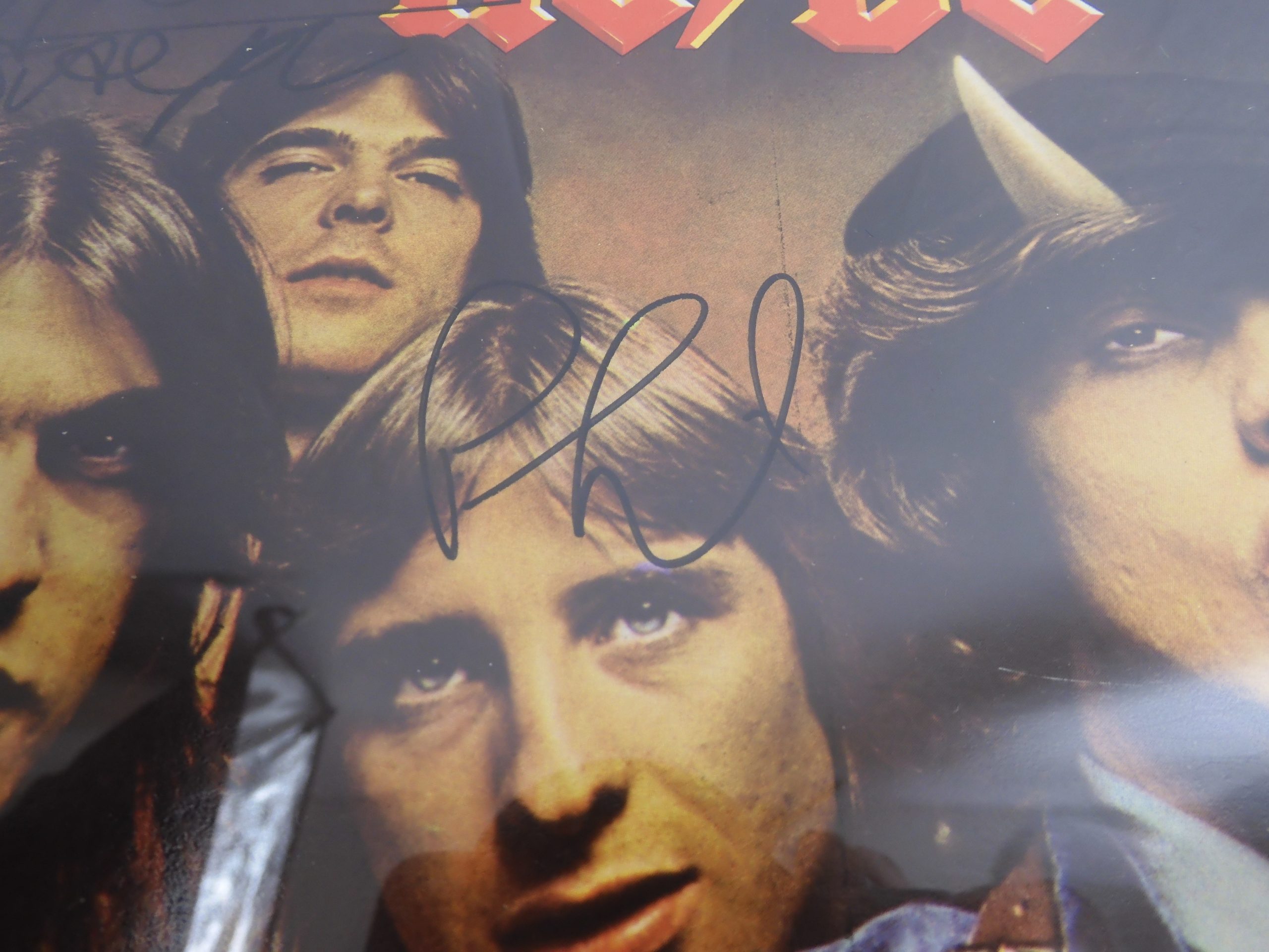 AC/DC Highway To Hell - K50628 1st Pressing - Signed by Bon Scott, Angus Young, Malcolm Young, Phil Rudd, Cliff Williams, with C.O.A. - Image 10