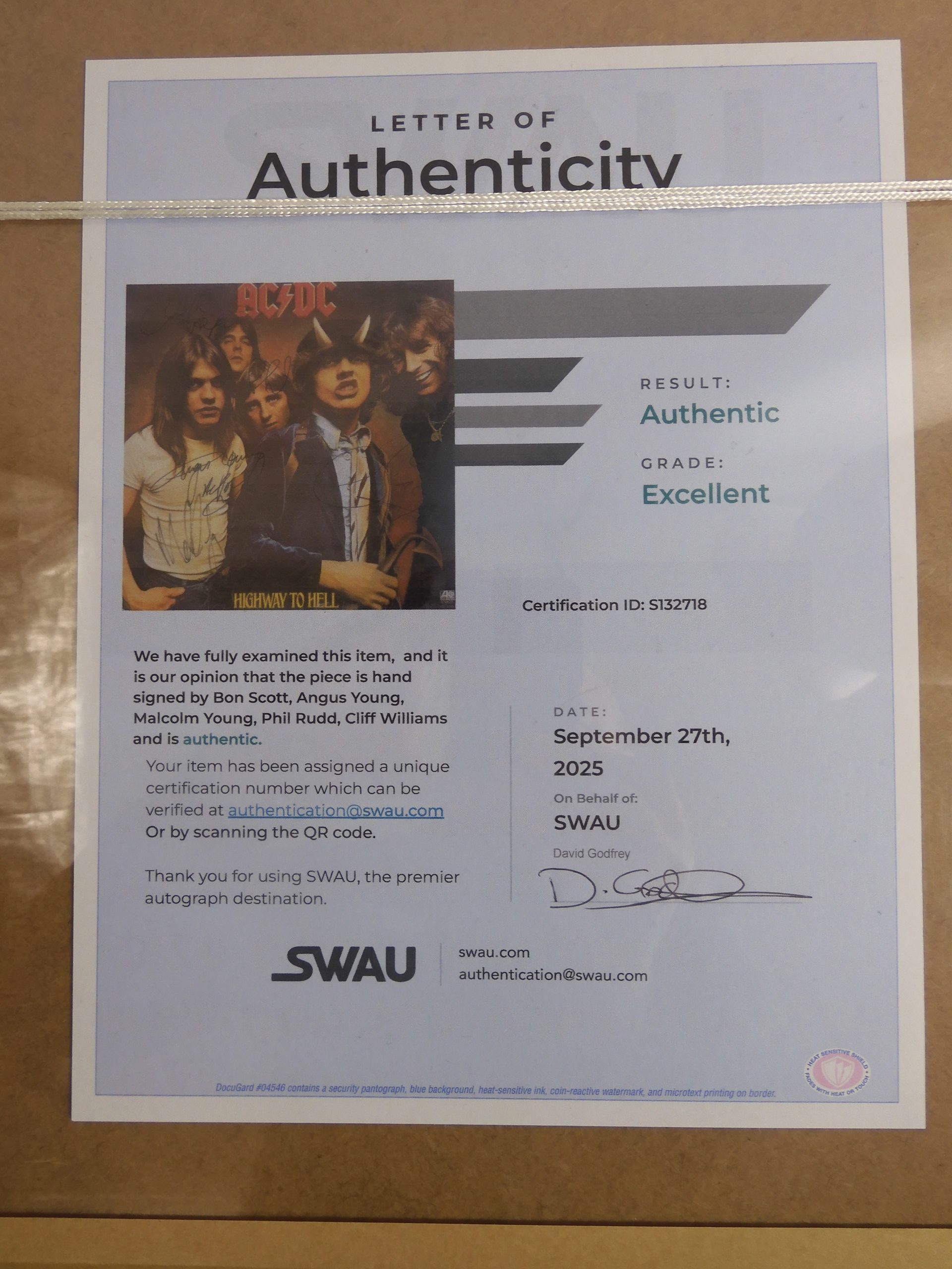 AC/DC Highway To Hell - K50628 1st Pressing - Signed by Bon Scott, Angus Young, Malcolm Young, Phil Rudd, Cliff Williams, with C.O.A. - Image 12